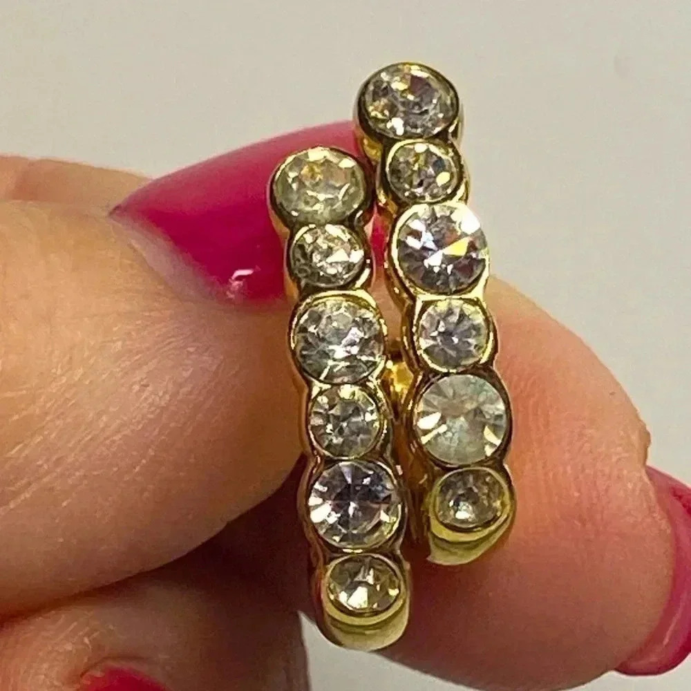 3/4" VINTAGE TRIFARI HUGGIE CLIP ON EARRINGS WITH 7 RHINESTONES PER EAR.